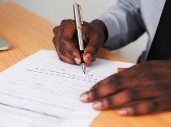 Hombre De Raza Negra Firma Papeles