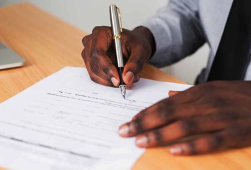 Hombre De Raza Negra Firma Papeles