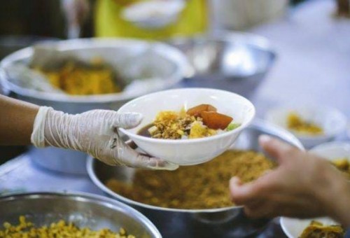 Doacao Alimentos Marmita Foto Bigstock 660x372