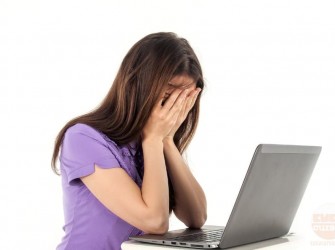 Garota Chateada Computador