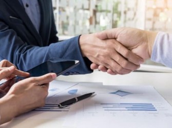 Prise Contact Commerciale Deux Hommes Demontrant Leur Accord Pour Signer Accord Contrat Entre Leurs Entreprises Entreprises Entreprises_1423 100