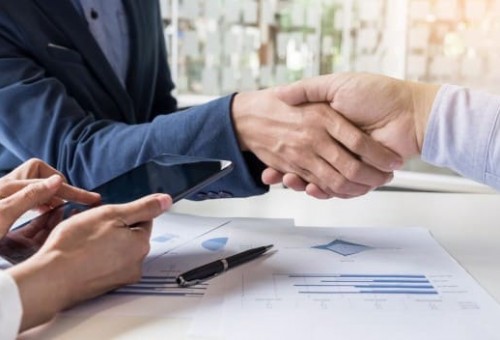 Prise Contact Commerciale Deux Hommes Demontrant Leur Accord Pour Signer Accord Contrat Entre Leurs Entreprises Entreprises Entreprises_1423 100