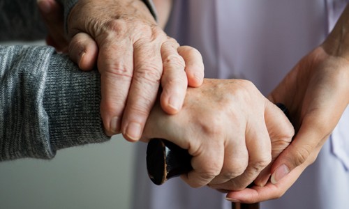 Cuidadora De Idosos Vence Acao Trabalhista